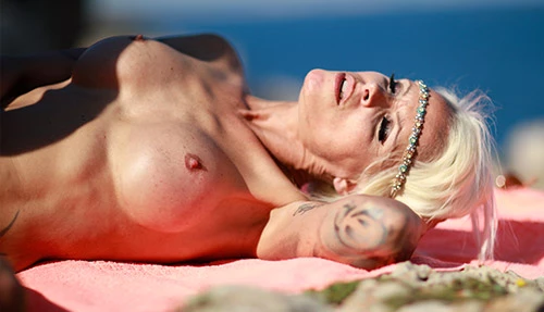 Blonde MILF sucks Cock in Public: Ansehen auf EroticOnly.DE